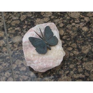 Deko-Figur Schmetterling auf Rosariofindling 8 cm